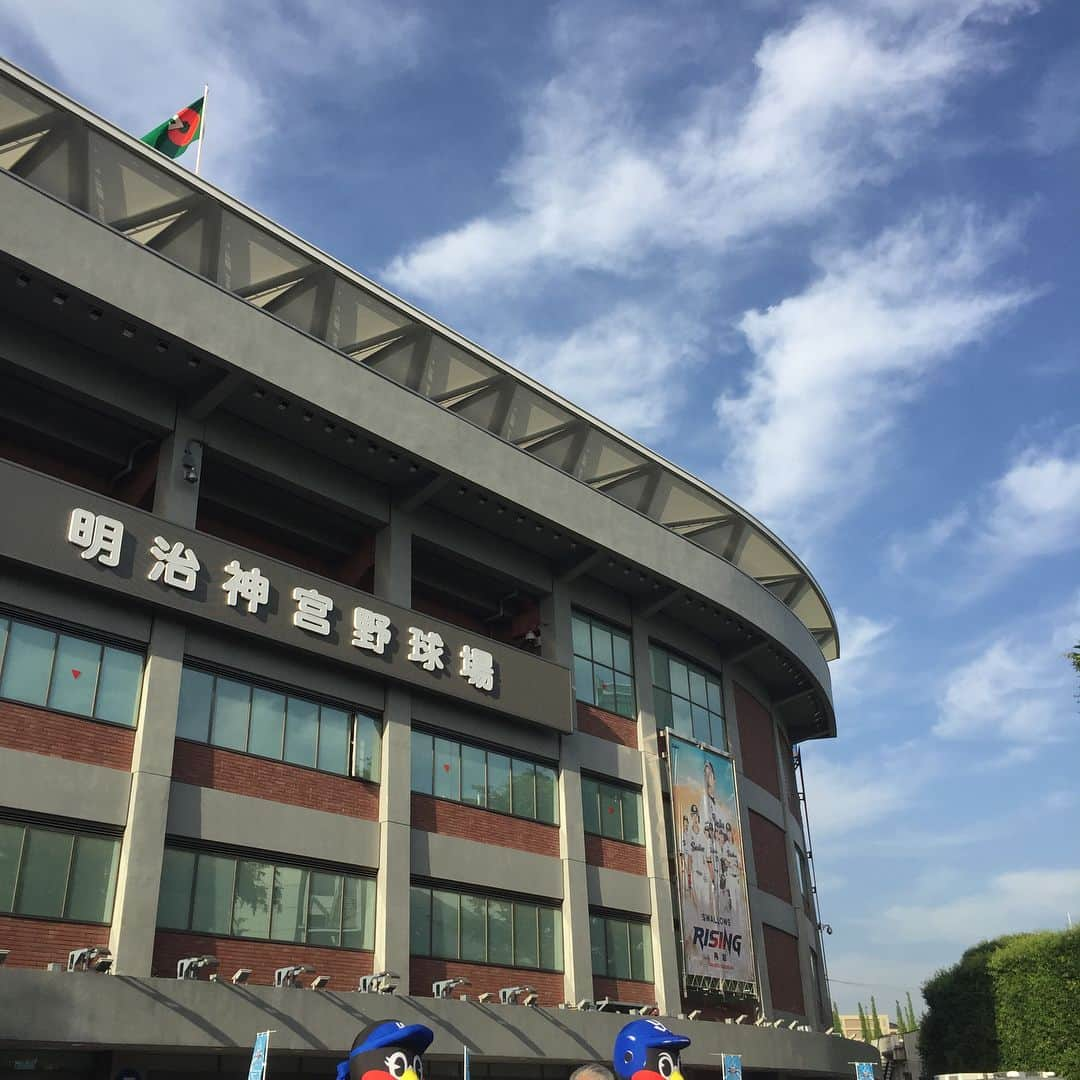 坂東亀三郎さんのインスタグラム写真 - (坂東亀三郎Instagram)「神宮球場。 vs横浜DeNAベイスターズ with 亀三郎  晴れた☀️そして、負けた。。。 肩車、もうキツい！！ ・ ・ #歌舞伎 #音羽屋 #歌舞伎役者 #亀三郎 #坂東亀三郎 #六代目 #彦三郎 #坂東彦三郎 #九代目 #歌舞伎部 #KABUKI #JAPAN #otowayabando #写メラマン #彦観戦 #スワイプしてね #東京ヤクルトスワローズ #燕党 #ヤクルト #スワローズ #ヤクル党 #明治神宮球場 #神宮天気証拠 コメントはお気軽に📝」5月25日 22時04分 - otowayabando