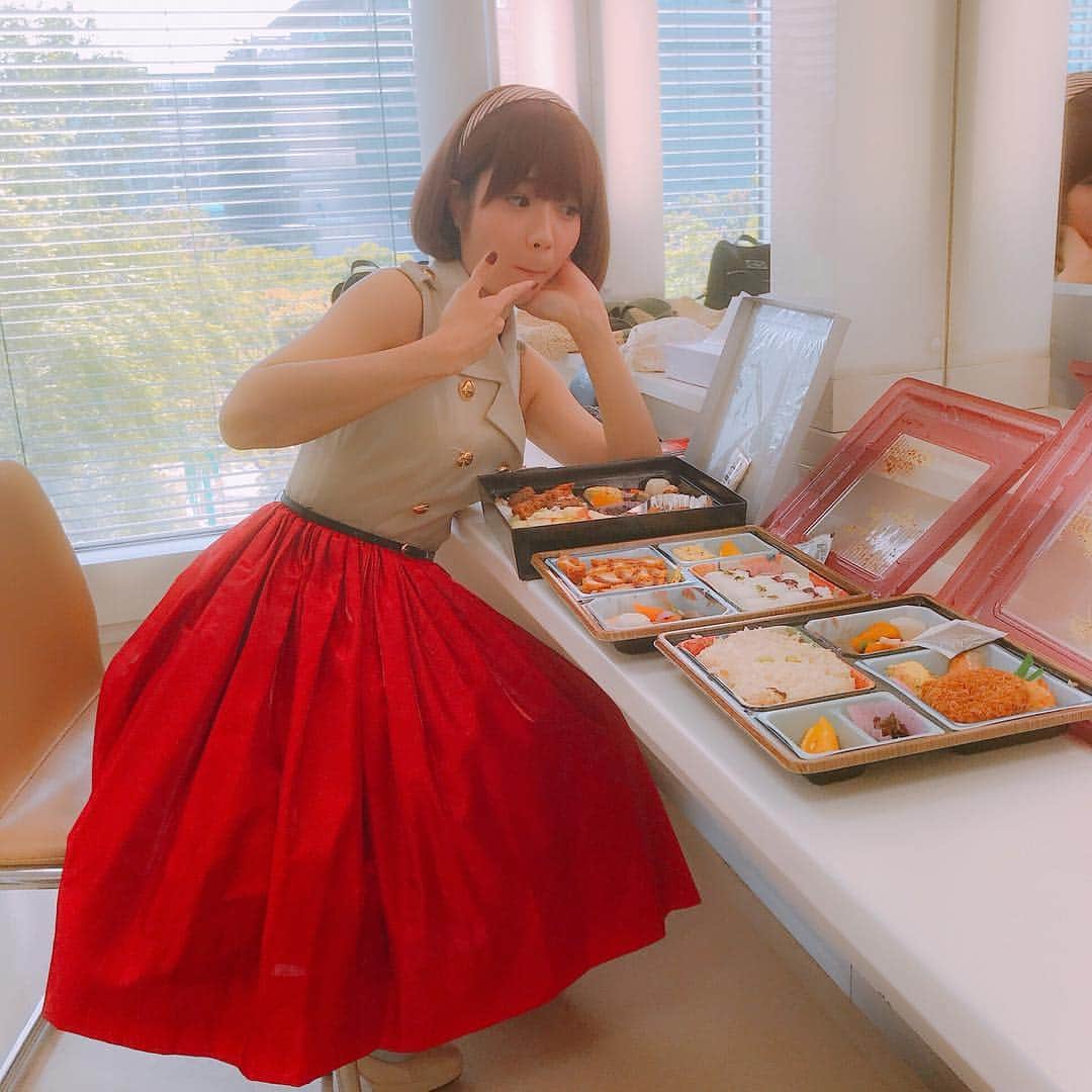 バニラビーンズのインスタグラム：「湾岸スタジオにて！ 番組収録してきましたー！ 詳細は後日解禁しまーす 楽しい収録でした！ 皆さまお楽しみに！ #2人しかいないのに弁当3つ #バニビ」
