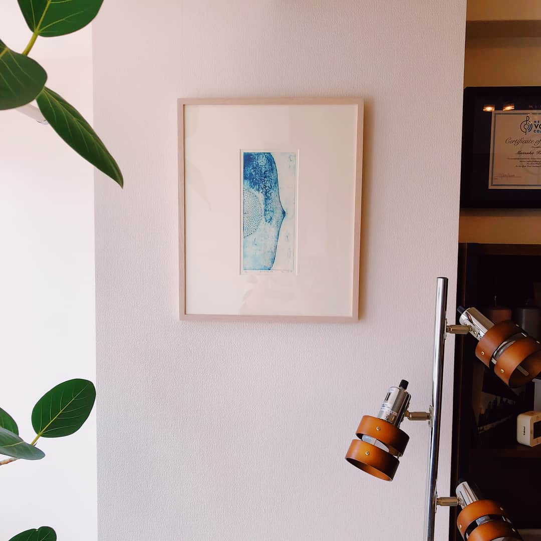川本睦子さんのインスタグラム写真 - (川本睦子Instagram)「先日のOho Takako @takakooo313 さんの個展にて、1枚購入しました。爽やかな作品🕊 Blue bird flew to my studio. #ohotakako」5月25日 15時18分 - muzco