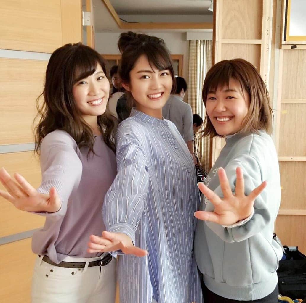 水谷果穂さんのインスタグラム写真 - (水谷果穂Instagram)「「君のステージへ」のMVが完成しました🌈 今回は、横山だいすけさんにお兄ちゃん役として出演していただきました！ そして地元の友達が、友人役で出演してくれています！ 優しいお兄ちゃんと、面白い友達のおかげで、明るくほっこりするMVが作れたと思います。 ダンス、、踊ってみてね！笑 #君のステージへ #ミュージックビデオ #だいすけお兄さん #まさかの同級生 #楽しかった〜」5月25日 15時55分 - kahomizutani_official