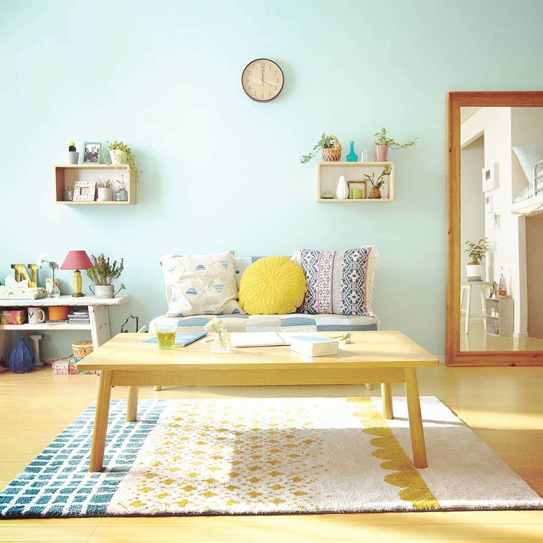 レオパリスくんさんのインスタグラム写真 - (レオパリスくんInstagram)「(=´•౪•`)o[myDIY]o 憧れの北欧系インテリアで落ち着いたオシャレ空間を！クッションがいいアクセントになってステキです♡  #レオパレス21 #ひとり暮らし #myDIY #leo_myDIY #部屋 #インテリア #インテリアコーディネート #DIY #賃貸 #レオパリスくん #instagood #北欧系 #ソファ #テーブル #壁紙 #クッション #ミラー #1年中使えるイエローカラーがポイント」5月25日 16時10分 - leopalace21
