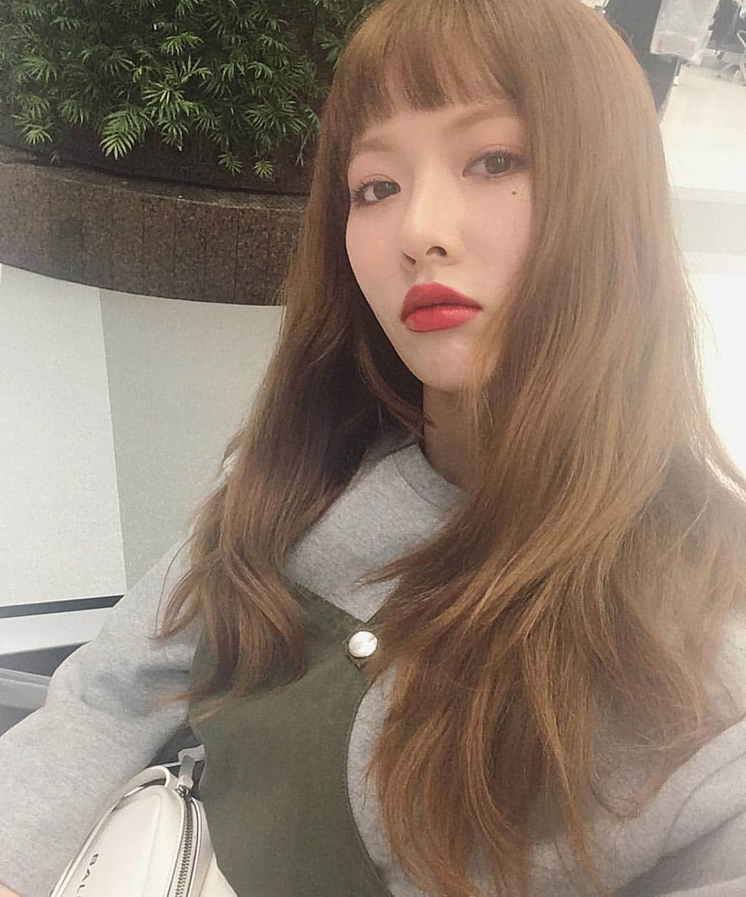 原涼香のインスタグラム：「ㅤㅤㅤㅤㅤㅤㅤㅤㅤㅤㅤㅤㅤ オン眉の #ヒョナ 💋💋 『 ハニーベージュ🍯』に、 重ためロングが 個性が出てカワイイ♡ ㅤㅤㅤㅤㅤㅤㅤㅤㅤㅤㅤㅤㅤ #shima#shima_six_ginza#韓国#オルチャン#머리스타그램#패션스타그램#ヒョナ」