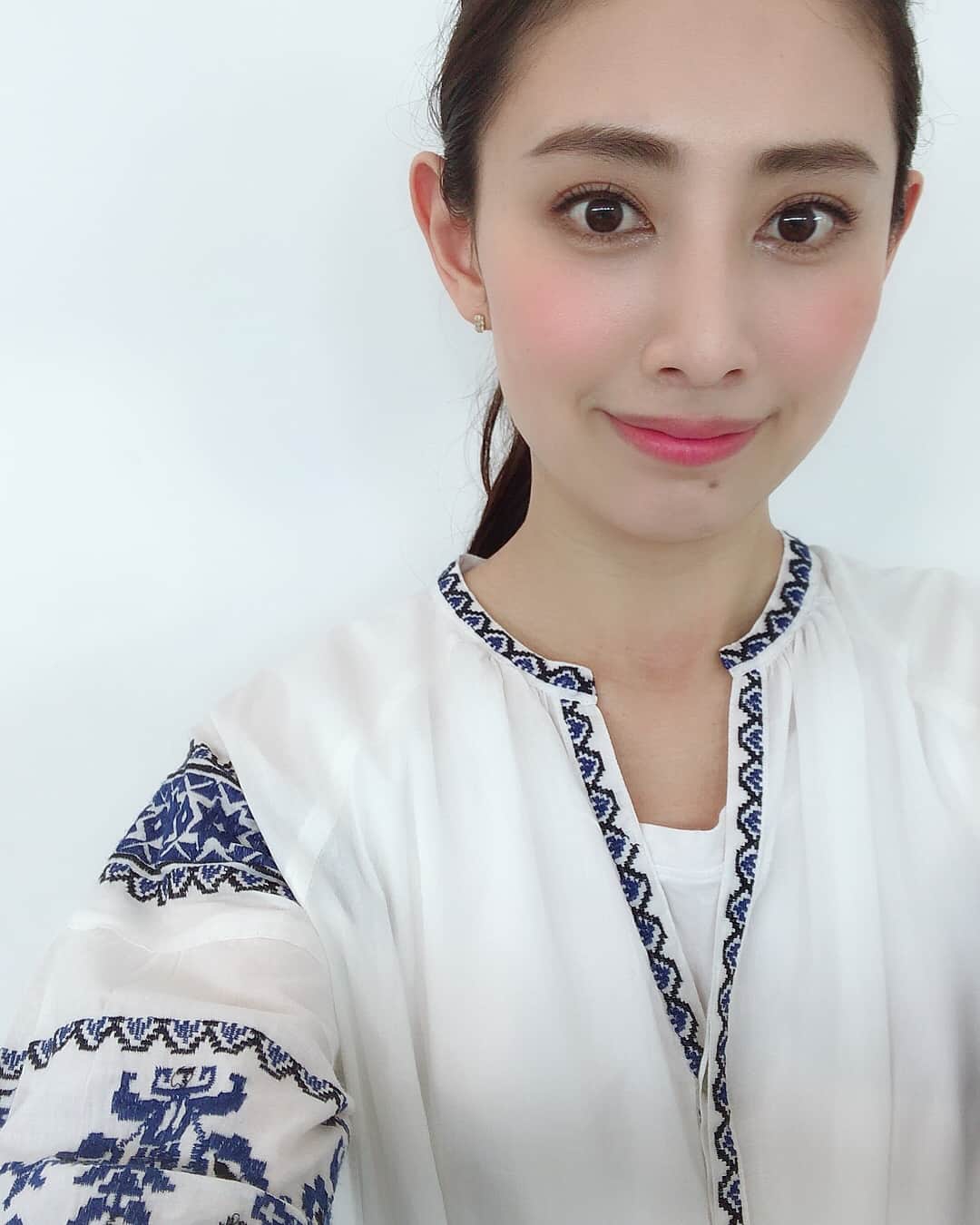 島村まみのインスタグラム：「撮影終わりました💖 岡野さんメイク、いつもとても素敵です✨ありがとうございました😊 お弁当は#FUJIYAMA の牛しゃぶ弁当🍱野菜たっぷりで美味しかったです♪  #撮影#仕事#メイク#髪の毛結んでしまう前に撮ればよかった#いつも結んでばっかり」