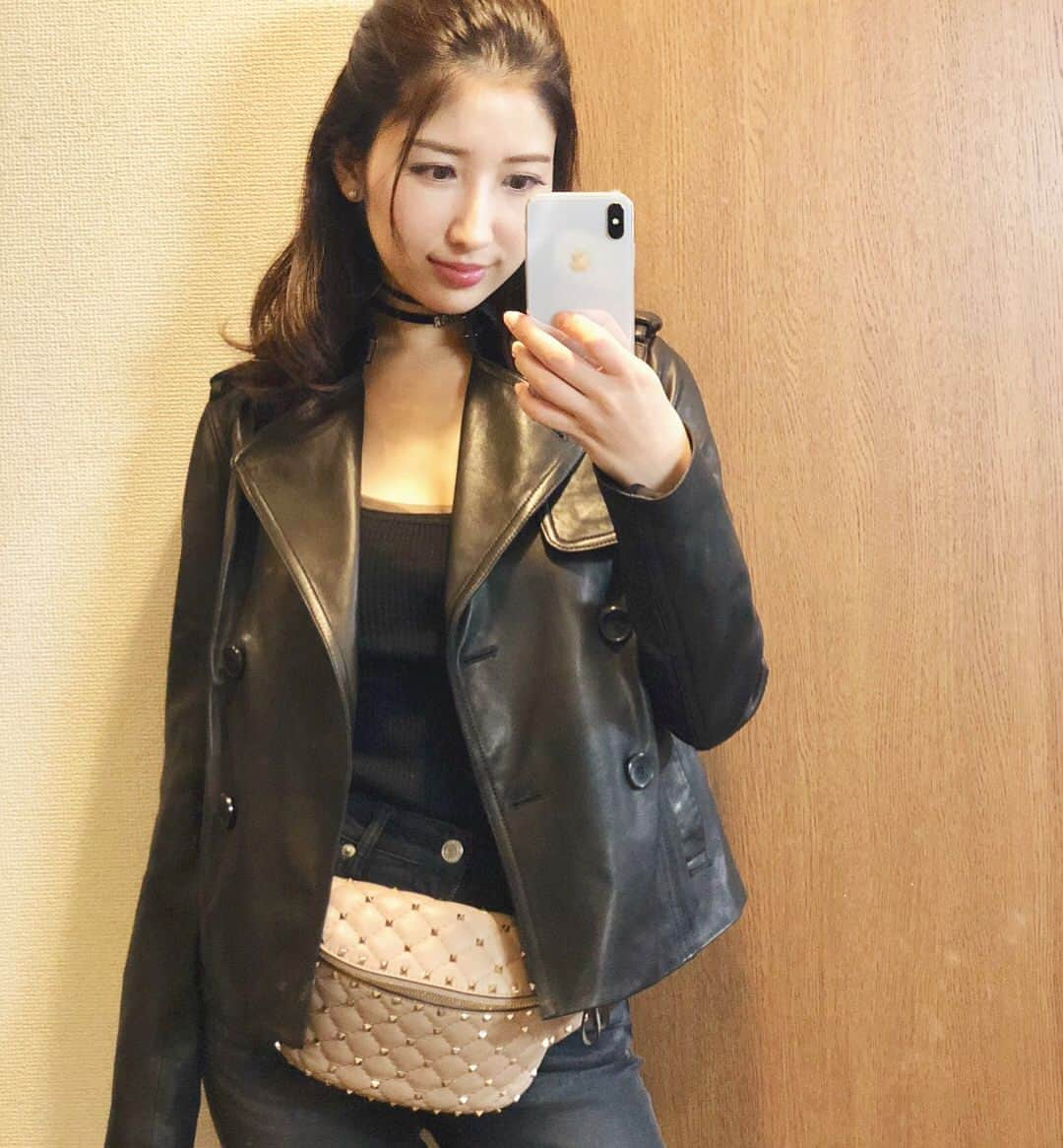 亜里沙さんのインスタグラム写真 - (亜里沙Instagram)「casual outfit for Friday!!♡ new leather jacket @vince 👜 @maisonvalentino  #outfit #vince」5月25日 16時56分 - alisa_0302