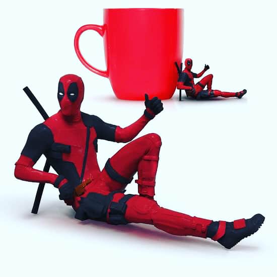 デッドプールのインスタグラム：「IMAX限定　2週連続入場者🎁決定✨ オッきい俺ちゃんを観て、"手乗りデップー"をもらおう❗　5/31前夜祭から上映の「#デッドプール 2」を《IMAX版》で観てくれた奴に、先着限定でレアグッズをプレゼント💕  5/31：ミニフィギュア 6/9：特別デザインミニポスター  詳細は公式サイトをチェックしてちょ❗️ #デップー2 #俺ちゃん好きと繋がりたい #IMAX #MARVEL #マーベル」