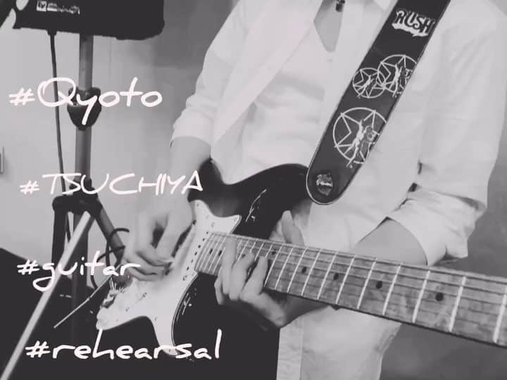 のインスタグラム：「久々に動画🎥 ギタリストらしいやつを。 ＊ #Qyoto #TSUCHIYA #guitar #rehearsal #japan #music」