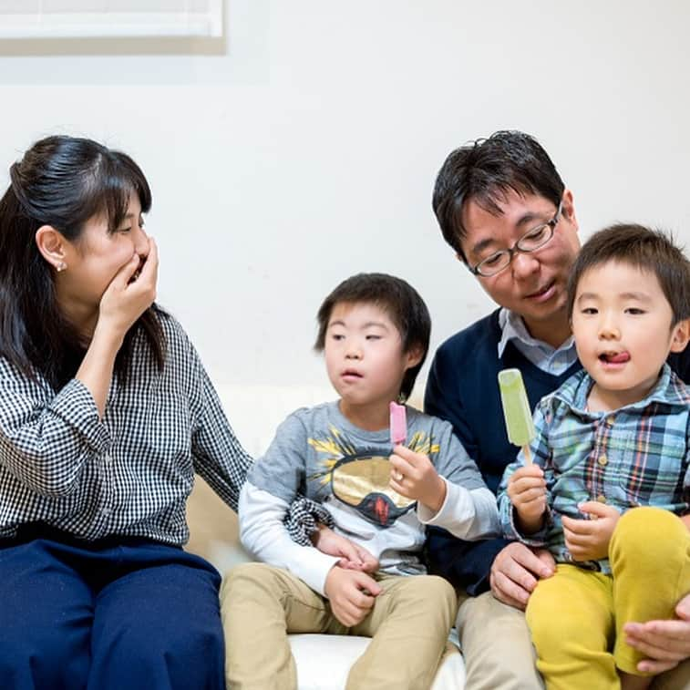 soarさんのインスタグラム写真 - (soarInstagram)「ダウン症のある子を育てる黒木聖吾さん・結城さん🍀🕊✨ 『楽しんで生きることを忘れなければ何度でも前を向ける』 インタビューはこちらから☺️ http://soar-world.com/2017/11/09/kurokifamily/ ・ ・ 「soar（ソアー）」は、 人の持つ可能性が広がる瞬間を捉え、伝えていくメディアです http://soar-world.com/ ・ ・ #soar_world #写真 #障害 #ダウン症 #ソーシャルワーカー #社会福祉士 #特別支援学級 #出生前診断 #通級 #発達障害 #自閉症 #家族 #障害児子育て #知的障害 #理学療法士 #作業療法士 #希望 #障害者 #療育 #子育て #子ども #障害児 #アクセプションズ #21トリソミー #バディウォーク #ダウン症候群 #nicu卒業生 #染色体異常」5月25日 19時08分 - soar_world