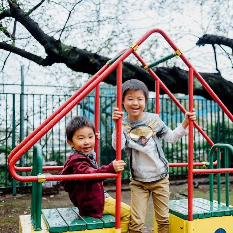 soarさんのインスタグラム写真 - (soarInstagram)「ダウン症のある子を育てる黒木聖吾さん・結城さん🍀🕊✨ 『楽しんで生きることを忘れなければ何度でも前を向ける』 インタビューはこちらから☺️ http://soar-world.com/2017/11/09/kurokifamily/ ・ ・ 「soar（ソアー）」は、 人の持つ可能性が広がる瞬間を捉え、伝えていくメディアです http://soar-world.com/ ・ ・ #soar_world #写真 #障害 #ダウン症 #ソーシャルワーカー #社会福祉士 #特別支援学級 #出生前診断 #通級 #発達障害 #自閉症 #家族 #障害児子育て #知的障害 #理学療法士 #作業療法士 #希望 #障害者 #療育 #子育て #子ども #障害児 #アクセプションズ #21トリソミー #バディウォーク #ダウン症候群 #nicu卒業生 #染色体異常」5月25日 19時08分 - soar_world