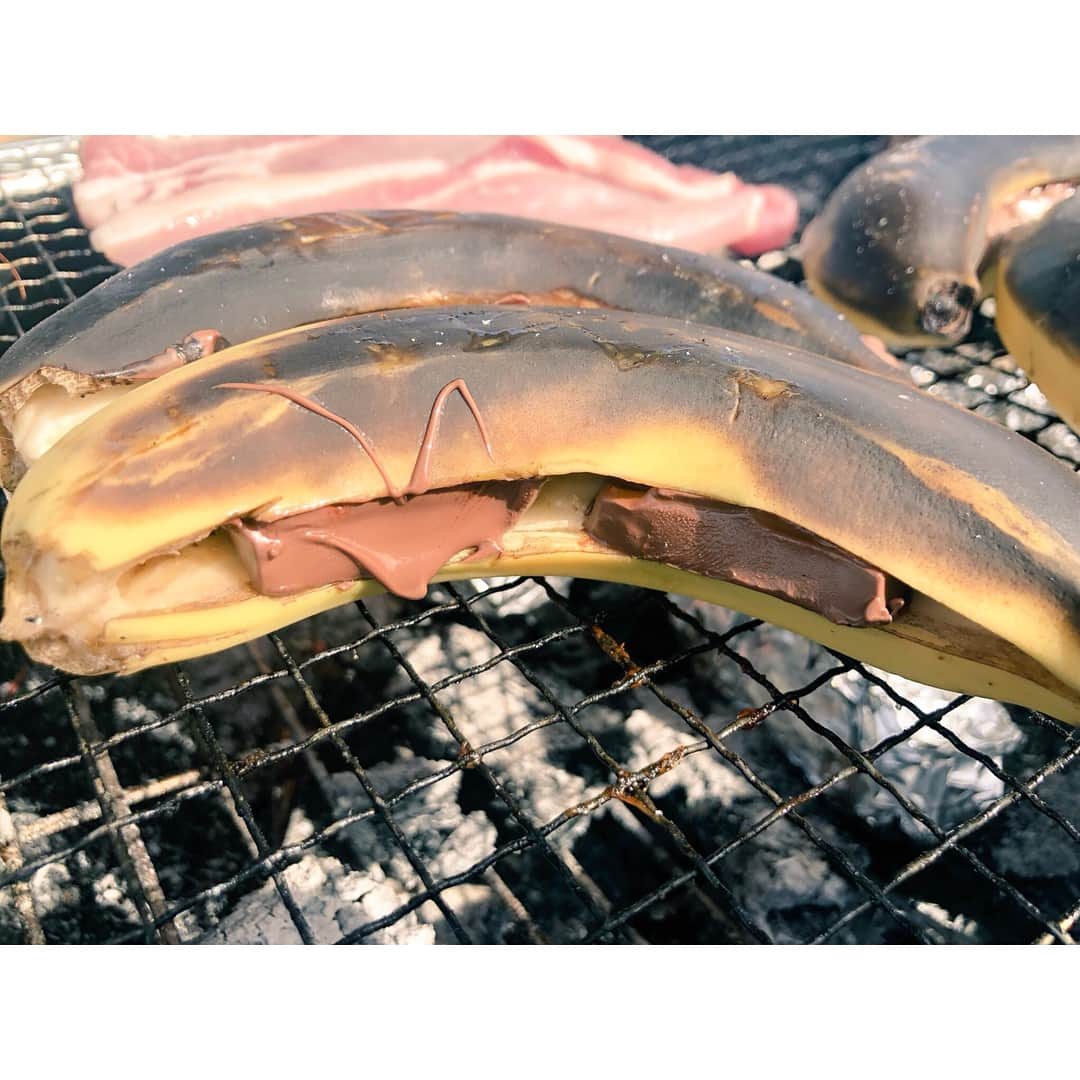 大塚びるさんのインスタグラム写真 - (大塚びるInstagram)「巷で噂の 「ＢＢＱ大好きなドイツ人がすすめるチョコバナナ」ツイート見てやりたくてやってみたのだ🍌 切り方間違えてチョコが荒ぶってしまったけど美味しかったよ☺️ 皮は真っ黒ぐらいがちょうどいいかと( ◠‿◠ ) チョコが一部カリカリになってて美味しかった♡  #bbq #bbq🍖 #チョコバナナ #banana #chocolate #cooking #food #yammy #love #smile #cute #happy #photo #follow #followme #バナナ #フォロー #自撮り #167cm #29歳 #女子会 #perfect #face #japanese #tokyo #history #instafood #lol」5月25日 19時01分 - biru_o