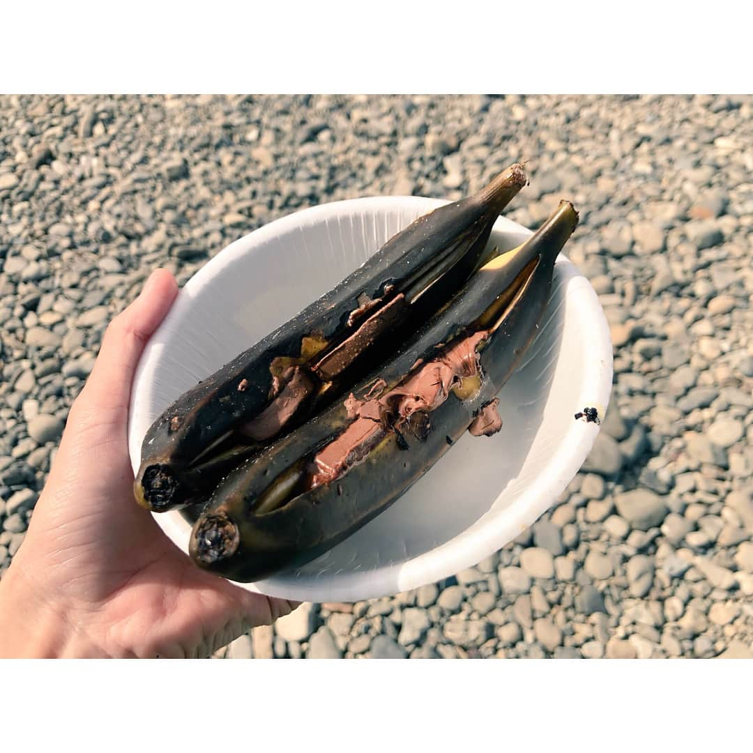 大塚びるさんのインスタグラム写真 - (大塚びるInstagram)「巷で噂の 「ＢＢＱ大好きなドイツ人がすすめるチョコバナナ」ツイート見てやりたくてやってみたのだ🍌 切り方間違えてチョコが荒ぶってしまったけど美味しかったよ☺️ 皮は真っ黒ぐらいがちょうどいいかと( ◠‿◠ ) チョコが一部カリカリになってて美味しかった♡  #bbq #bbq🍖 #チョコバナナ #banana #chocolate #cooking #food #yammy #love #smile #cute #happy #photo #follow #followme #バナナ #フォロー #自撮り #167cm #29歳 #女子会 #perfect #face #japanese #tokyo #history #instafood #lol」5月25日 19時01分 - biru_o