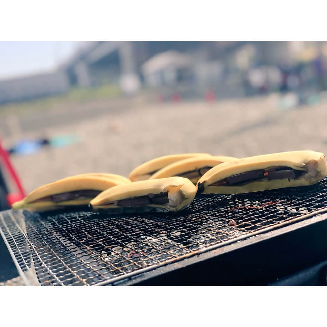 大塚びるさんのインスタグラム写真 - (大塚びるInstagram)「巷で噂の 「ＢＢＱ大好きなドイツ人がすすめるチョコバナナ」ツイート見てやりたくてやってみたのだ🍌 切り方間違えてチョコが荒ぶってしまったけど美味しかったよ☺️ 皮は真っ黒ぐらいがちょうどいいかと( ◠‿◠ ) チョコが一部カリカリになってて美味しかった♡  #bbq #bbq🍖 #チョコバナナ #banana #chocolate #cooking #food #yammy #love #smile #cute #happy #photo #follow #followme #バナナ #フォロー #自撮り #167cm #29歳 #女子会 #perfect #face #japanese #tokyo #history #instafood #lol」5月25日 19時01分 - biru_o