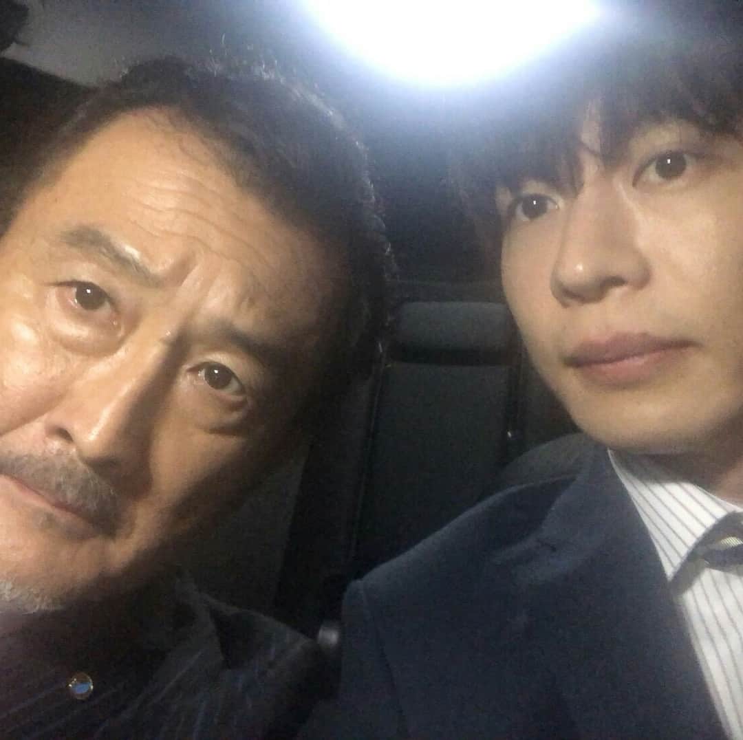 おっさんずラブ 武蔵の部屋のインスタグラム：「なんとフォロワーさんが40万突破😂‼️ということで貴重な2ショットを公開💮 #はるたんとドライブデートなう に使っていいお🍀パート③  #昨夜もはるたんと残業からのお見送り🚗 #ていうのもMが会社を休んだため #ライバルとはいえ少し心配💦 #ああっといけない #ライバル相手に心配は禁物だMUSASHI⚠️ #ピンチはチャンスだMUSASHI⚠️ #というわけでスマホの操作がわからないフリをしてみた📱✨ #ねえはるたん自撮りってどうやるのこの前お客さんに聞かれたんだ #あっえっとですねこのボタンをこうして #ああこうやるのかってアアアアアア #ぶぶぶ部長それ連射ボタンですぅぅぅ #ウッカリさん作戦大成功だお❤️」