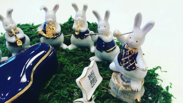 山野楽器のインスタグラム：「. 陶器製の可愛いドリーズラビット🐰🎺 一人ひとり個性豊かな表情で、みんなで演奏会中……♪ ピアノの天板は外して小物入れにもなっちゃいます！ ピアノ以外の楽器は金属製で、細部まで丁寧に作られています♪ お気に入りの子は見つかりましたか🐰💐？ ♪ ♪ #rabbit #bunny #present #gift #yamanomusic #ginza #japan #プレゼント #ギフト #プチギフト #🎁 #ウサギ #うさぎ #うさぎ部 #山野楽器 #楽器 #音楽 #音楽のある暮らし #音楽雑貨 #療癒 #療癒小物 ♪」