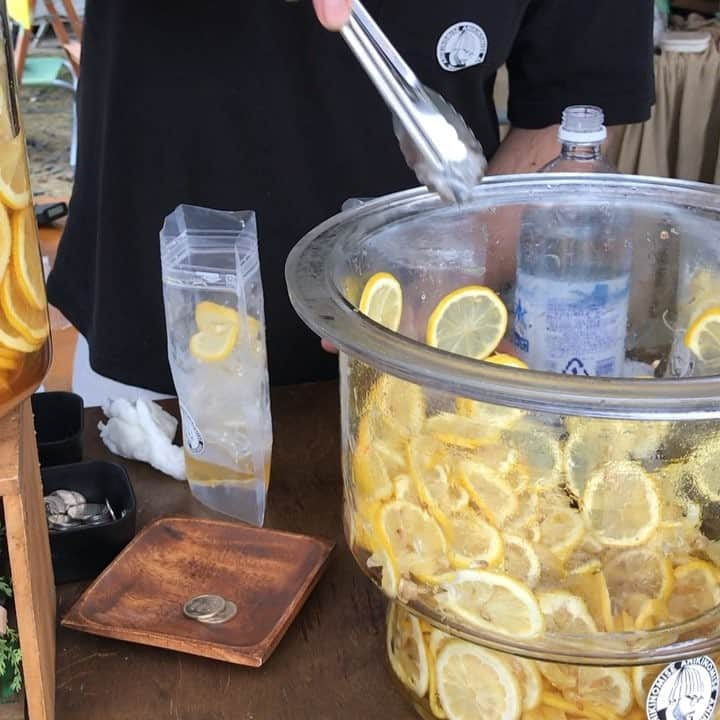 ボノボ・ニーゴーのインスタグラム：「屋台のレモネード、初めて注文しました🍋めちゃくちゃ美味だった✨いつか自分でも作ってみたい😸❣️ 本日は動画アップ日👀🎥涼しげメニューですのでお楽しみに〜🐠🌴 #動画更新日 #屋台の #レモネード #原液さえ作っておけば意外と簡単だね #パックに入れるタイプ」