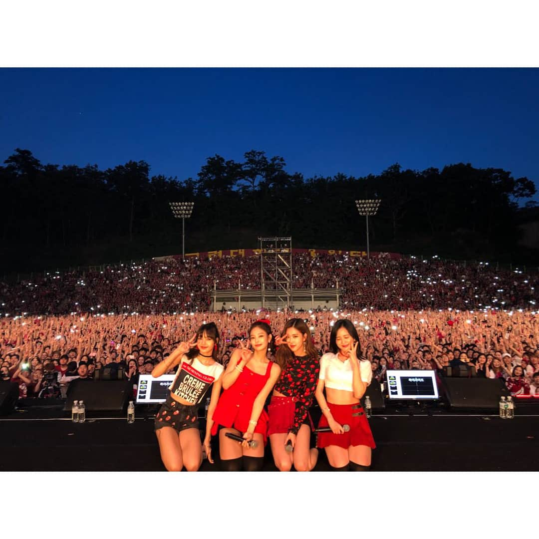 BLACKPINKさんのインスタグラム写真 - (BLACKPINKInstagram)「#BLACKPINK#BLINK#FIREEE#RED#LOVE#YOU#GUYS#블랙핑크#고려대#고대#축제#사랑해요#모두#모두  축제 다니면서 사진 찍고싶다는 생각을 했었는데 정작 무대를 하다가 까먹어서 드디어 오늘 마지막 축제에서 이렇게 기념 사진을 남겨보았어요. 서울명지대, 서울과기대, 서울중앙대, 한양대, 고려대 다 너무 감사합니다❣️❣️❣️우리 컴백때 응원 해주기로 한 약속 잊음 안돼요 🙏🏻」5月25日 20時26分 - blackpinkofficial