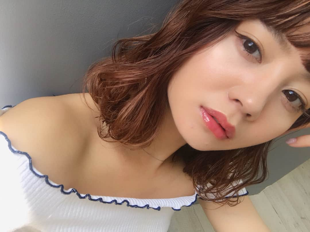 NANAMIさんのインスタグラム写真 - (NANAMIInstagram)「夏に向けてアイライナーを新調しました🌈 夏は特に崩れやすいから 耐久性の強いものを使ってるよ♡ 高校生からずっと使ってるTATTOOシリーズから超耐久タイプがでたから使ってみたけど ほんとに落ちなくて大活躍中♡ フェスとかで汗たくさんかいたり するときも心配なさそう♡ まつ毛ケアもできるみたいだよ💓 #kパレット #ストロングアイライナー #kpalette #pr #nanaおすすめ化粧品」5月25日 20時23分 - nanami023