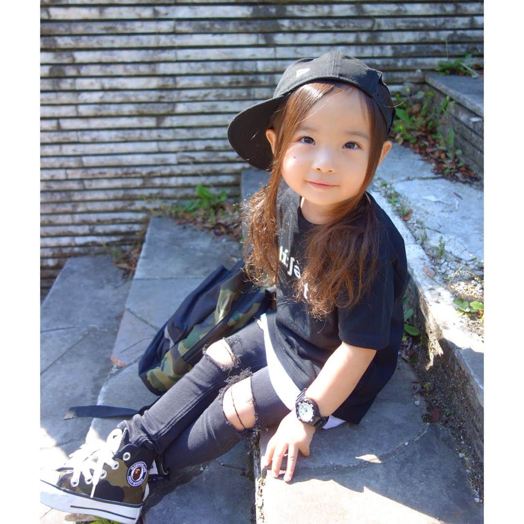 Saraさんのインスタグラム写真 - (SaraInstagram)「⠀ coordinate♡ ⠀ cap ➡︎ #newera  T-shirt ➡︎ #original  pants ➡︎ #hm ( ✂︎ ) shoes ➡︎ #abathingape  bag ➡︎ #abathingape ⠀ ⠀ ブラック × カモフラで ストリートガール風❤︎ ⠀ #ootd #outfit #kids #kids_japan #kids_japan_ootd #kjp_ootd #ig_kids #ig_kidsphoto #kidsfashion #kidscode #kidsootd #kidswear  #kidsstyle #girl #black #streetgirl #streetstyle #street #エイプ #キッズコーデ #キッズファッション #3歳」5月25日 21時21分 - sarasara718