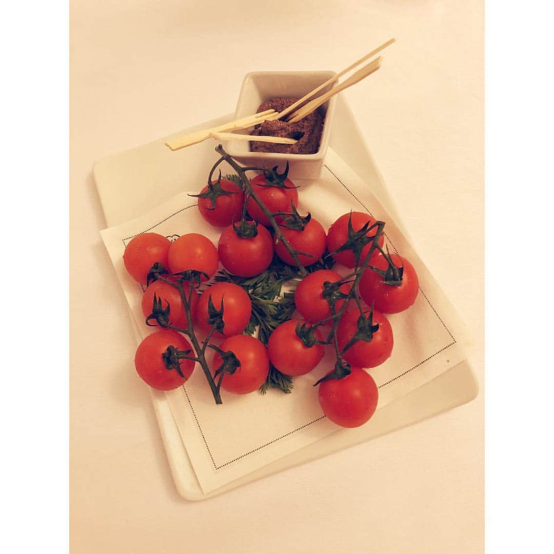 長谷川潤さんのインスタグラム写真 - (長谷川潤Instagram)「Super ripe tomatoes with olive spread🤤」5月25日 23時49分 - liveglenwood