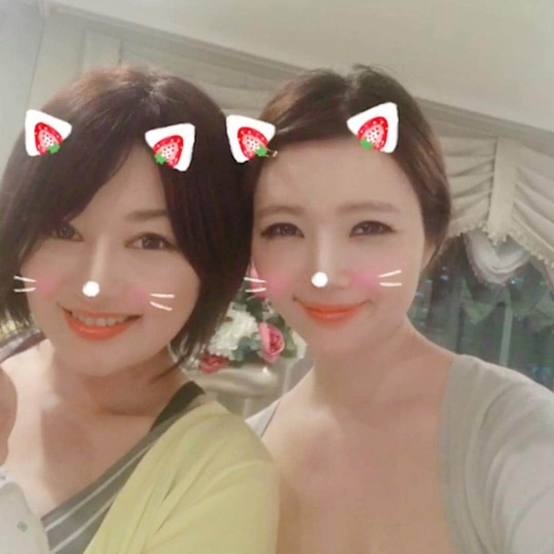多田あさみのインスタグラム：「今日は悠里ちゃんのお家に遊びに行かせて頂きました💖ハニクロちゃんと遊んで(ほぼクロちゃんがべったりでお腹見せてくれました)、娘さんを抱かせて貰いました💕何もかも小さくて可愛かった…✨とても楽しかったです(๑˃̵ᴗ˂̵)」