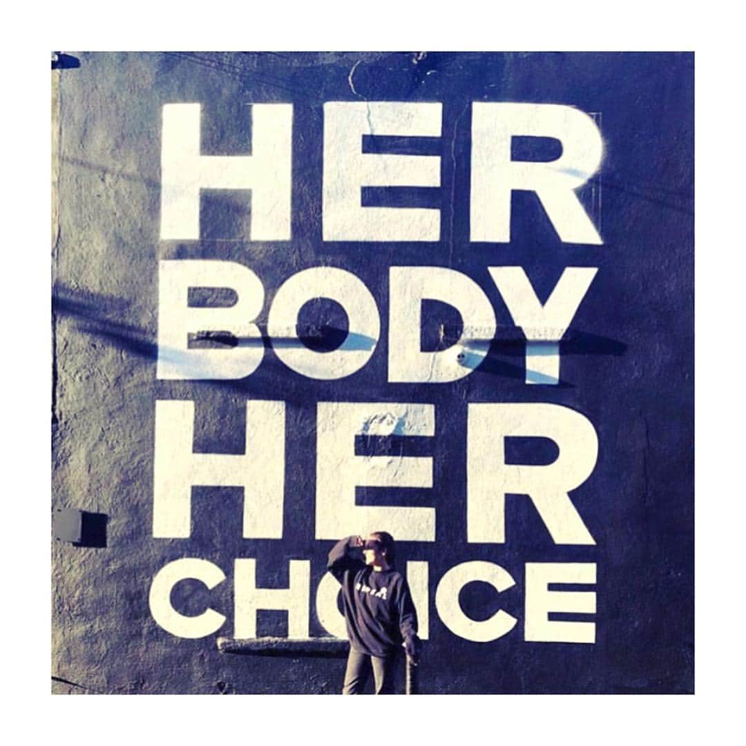 エマ・ワトソンのインスタグラム：「Thinking of my Irish sisters #together4yes #repealthe8th」
