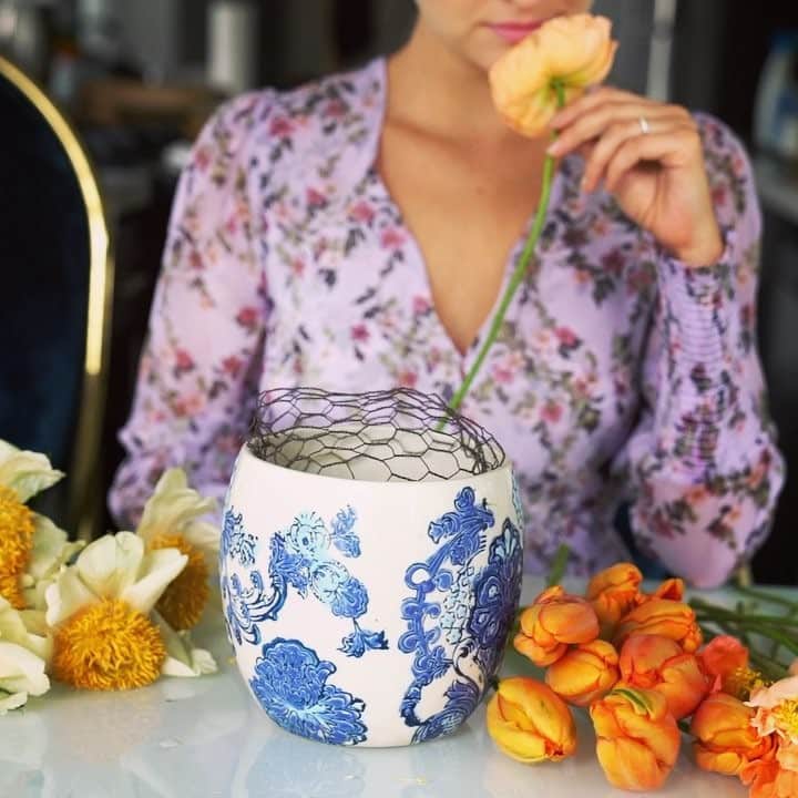 のインスタグラム：「Since pretty much everyone voted for more flower videos, here’s another one for all of you. I’m using peonies, tulips, poppies and chamomile daisies. Hope you enjoy #diyflowers #diyvideos #flowersofinstagram」