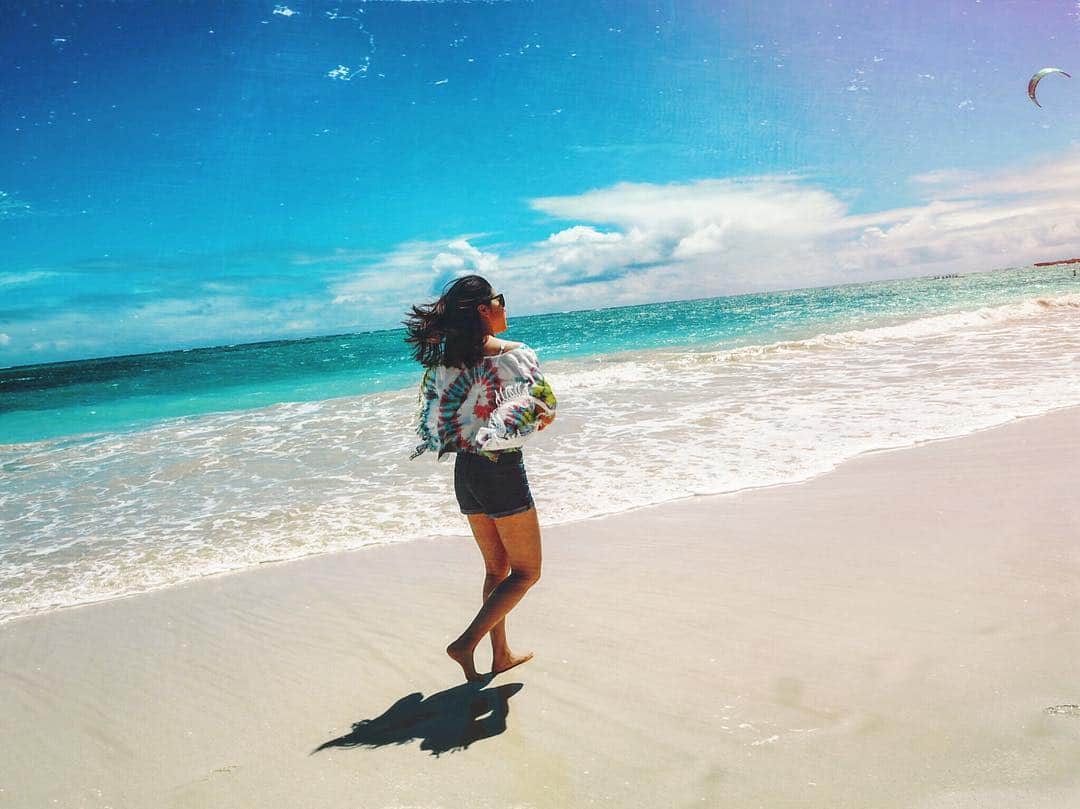 村元哉中のインスタグラム：「“Turn your face to the sun and all of the shadows fall behind you.” 🌞❤️」