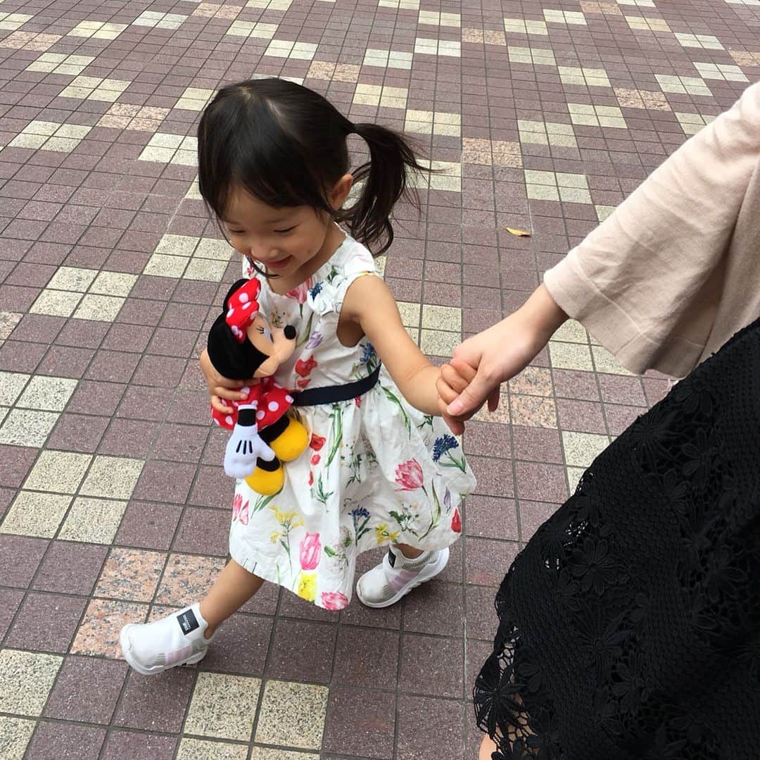 宇佐美蘭さんのインスタグラム写真 宇佐美蘭instagram 姉夫婦も来てくれて 長女は大喜び 次女はホテルの部屋に ばあばと居てもらい ディズニーランドにも遊びに行きました トゥーンタウンなら長女でも楽しめるところがいっぱい ドナルドの家の