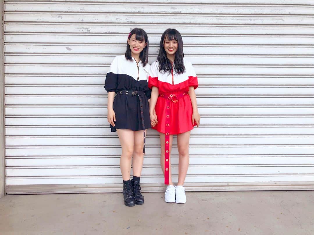 山本彩加さんのインスタグラム写真 - (山本彩加Instagram)「AKB48 51thシングルの握手会ありがとうございました😊 たくさんのお話をして2st写真や1st動画を撮って皆さんとの思い出がまた一つ増えて本当に嬉しいです💗  今日は、れーちゃん（上西怜）と双子コーデ🖤❤️ ガソリンスタンドのバイト風。。。w 赤の服ってあんまり着ないので新鮮でした☺️✨ #AKB48 #ジャーバージャ #双子コーデ #onespo #ガソリンスタンド #バイト #れーちゃん #上西怜」5月26日 16時21分 - ayaka48_yanyan