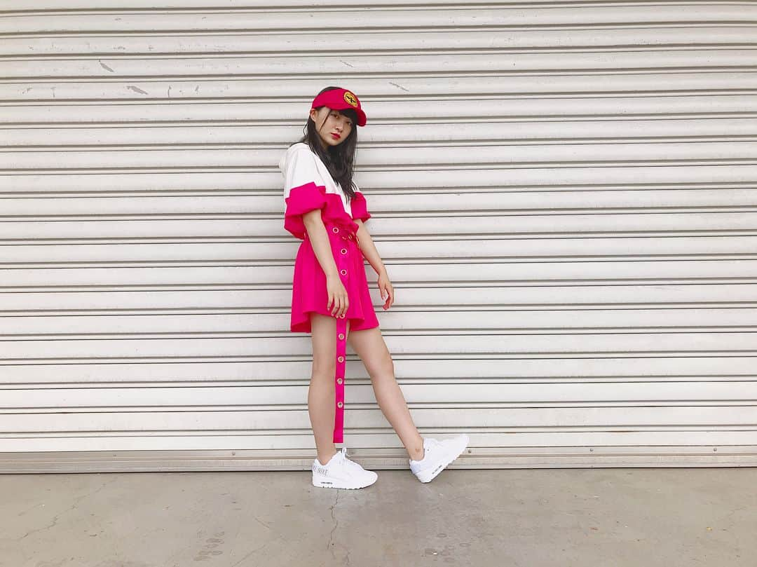 山本彩加さんのインスタグラム写真 - (山本彩加Instagram)「AKB48 51thシングルの握手会ありがとうございました😊 たくさんのお話をして2st写真や1st動画を撮って皆さんとの思い出がまた一つ増えて本当に嬉しいです💗  今日は、れーちゃん（上西怜）と双子コーデ🖤❤️ ガソリンスタンドのバイト風。。。w 赤の服ってあんまり着ないので新鮮でした☺️✨ #AKB48 #ジャーバージャ #双子コーデ #onespo #ガソリンスタンド #バイト #れーちゃん #上西怜」5月26日 16時21分 - ayaka48_yanyan