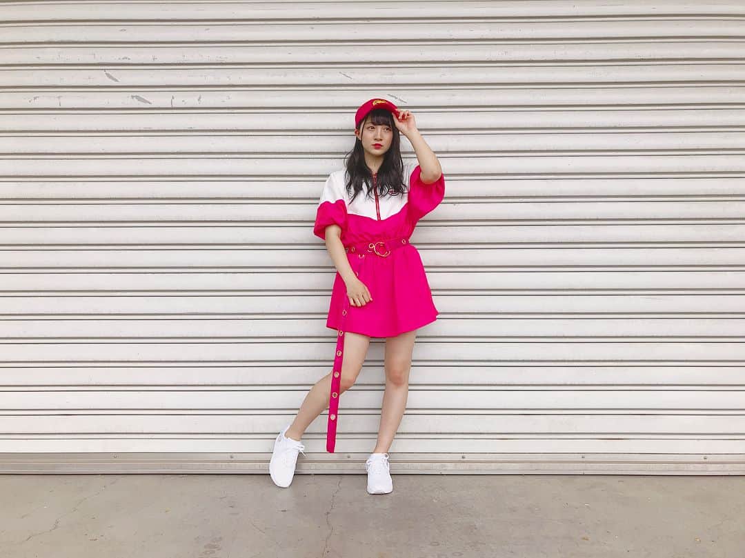 山本彩加さんのインスタグラム写真 - (山本彩加Instagram)「AKB48 51thシングルの握手会ありがとうございました😊 たくさんのお話をして2st写真や1st動画を撮って皆さんとの思い出がまた一つ増えて本当に嬉しいです💗  今日は、れーちゃん（上西怜）と双子コーデ🖤❤️ ガソリンスタンドのバイト風。。。w 赤の服ってあんまり着ないので新鮮でした☺️✨ #AKB48 #ジャーバージャ #双子コーデ #onespo #ガソリンスタンド #バイト #れーちゃん #上西怜」5月26日 16時21分 - ayaka48_yanyan