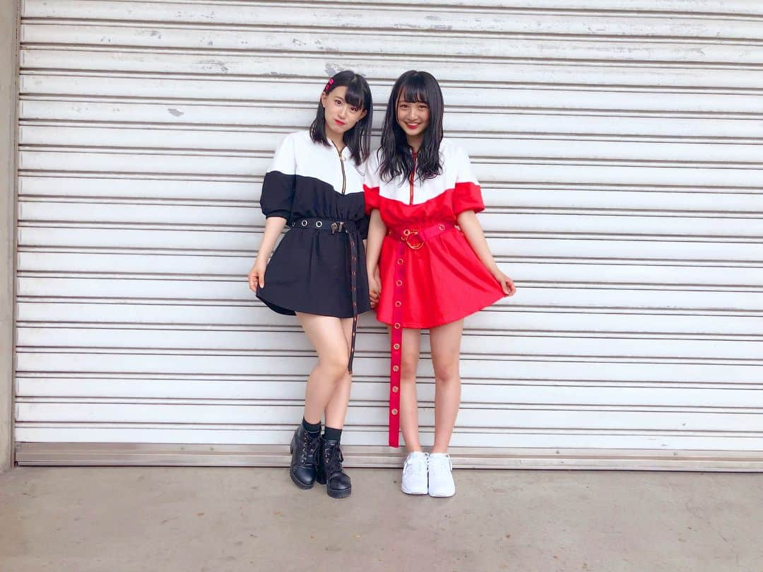 山本彩加さんのインスタグラム写真 - (山本彩加Instagram)「AKB48 51thシングルの握手会ありがとうございました😊 たくさんのお話をして2st写真や1st動画を撮って皆さんとの思い出がまた一つ増えて本当に嬉しいです💗  今日は、れーちゃん（上西怜）と双子コーデ🖤❤️ ガソリンスタンドのバイト風。。。w 赤の服ってあんまり着ないので新鮮でした☺️✨ #AKB48 #ジャーバージャ #双子コーデ #onespo #ガソリンスタンド #バイト #れーちゃん #上西怜」5月26日 16時21分 - ayaka48_yanyan