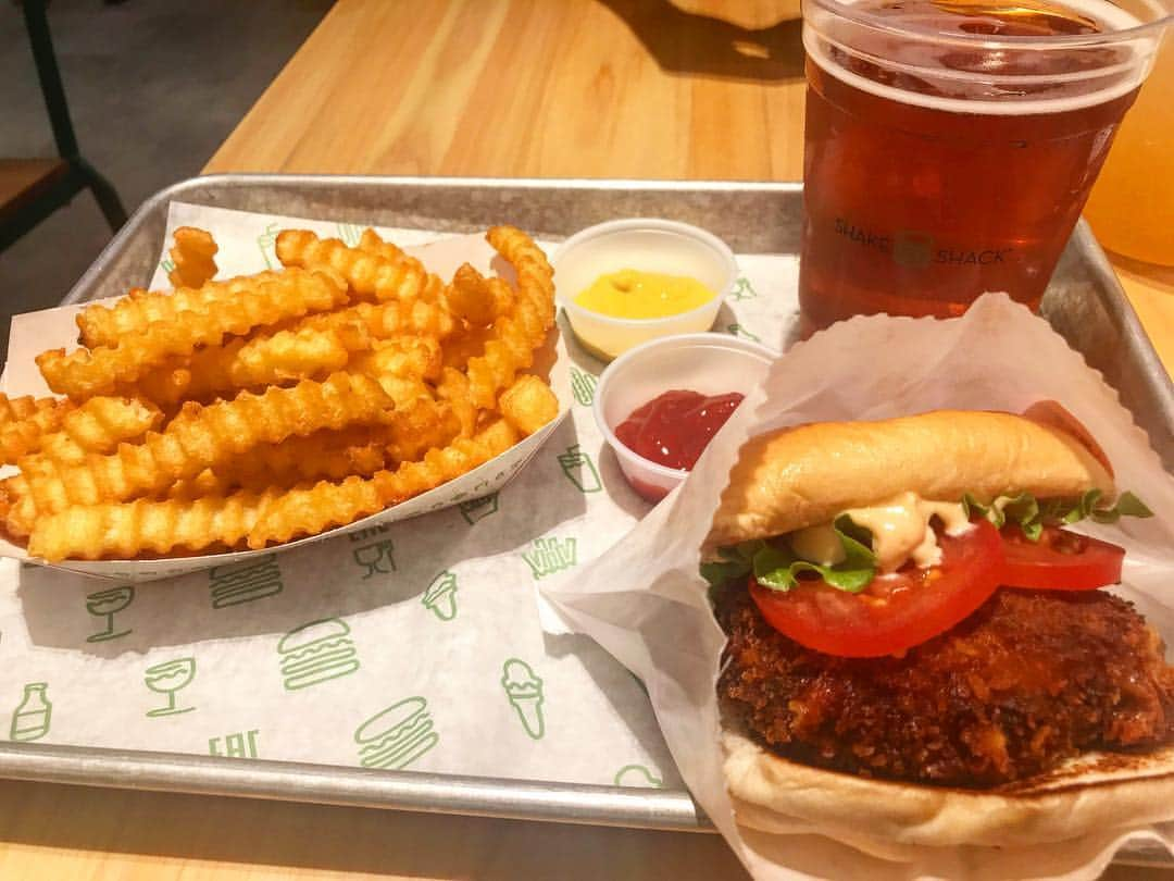 後藤ティファニーのインスタグラム：「この前のランチ🍴 #shakeshack のマッシュルームのハンバーガーが美味しすぎて大好き😋💓 ここ数日、胃腸炎になっちゃって全然ご飯まともに食べれなくて、改めて健康って素晴らしいと感じた😭✨早くジャンキーなもの食べたい🍴」