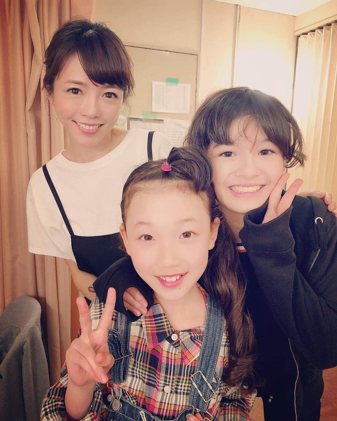 釈由美子さんのインスタグラム写真 - (釈由美子Instagram)「昼の部の公演が終わりました！ 吉田空ちゃん(真ん中の子)は東京公演がラストの回でした✨ 終わったあと、お疲れさま〜ってハグしてウルウルきちゃいました （；＿；） まだ名古屋公演が残ってるけどね。 子役はWキャストなので 莉帝ちゃんが大阪公演で 吉田空ちゃんは名古屋公演です。 ひとまず、東京公演お疲れ様❤️ キラキラした純粋なお芝居に癒されました✨ #まっ透明なAsoべんきよ〜 #吉田空ちゃん #莉帝ちゃん #ほんとの姉妹のように仲良しのふたり❤️ #ゆっくり休んでね☺️」5月26日 16時44分 - yumikoshaku