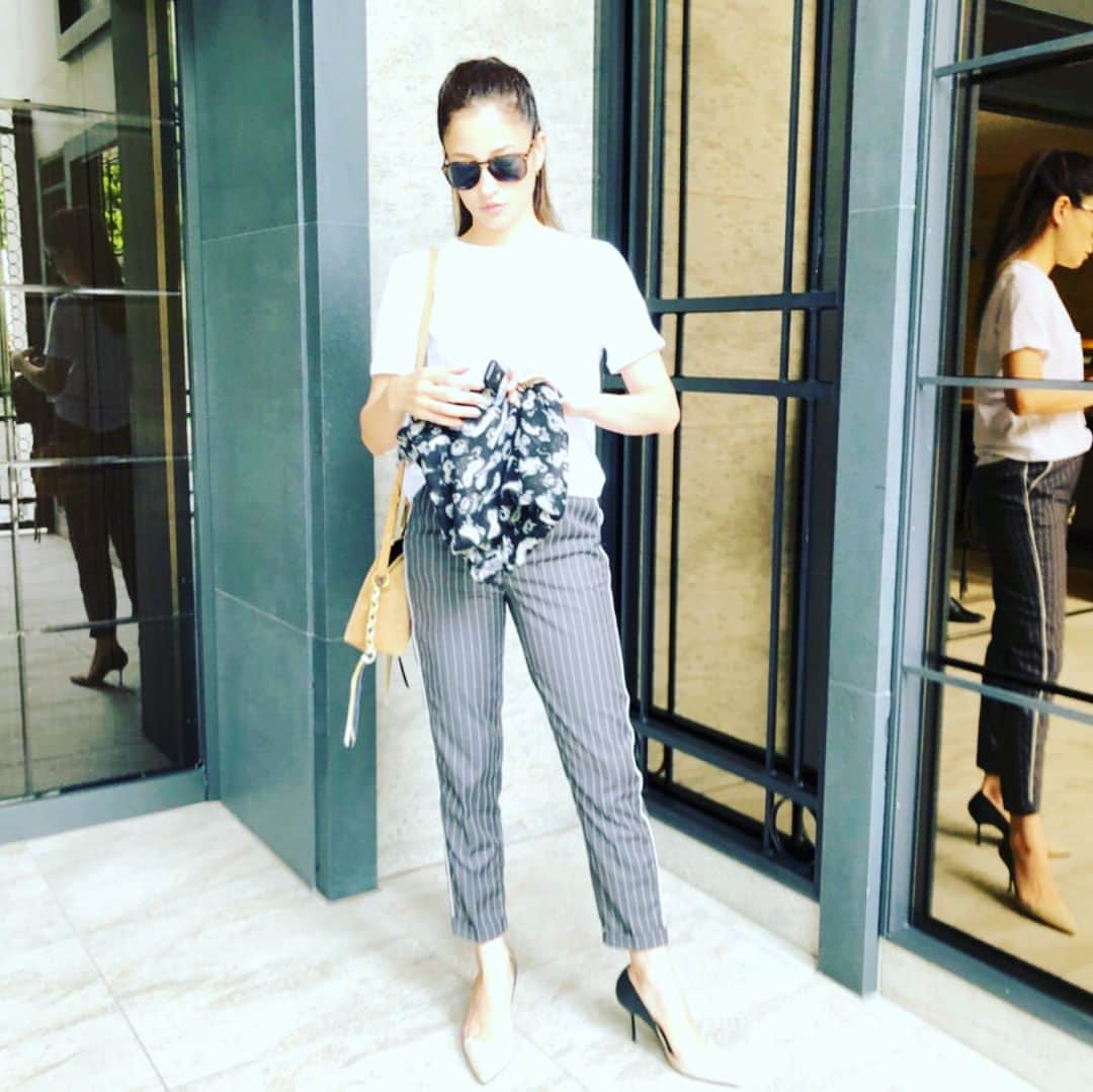 黒木メイサさんのインスタグラム写真 - (黒木メイサInstagram)「ちょいとお出かけ。 オデコ出したはいいがテカってたから写真の色味変えてテカり抑えたよね。 #こうゆう場合ハッシュタグはどうしたら良い？ #インスタ #まだ慣れない #徐々にね」5月26日 16時50分 - meisa_kuroki_