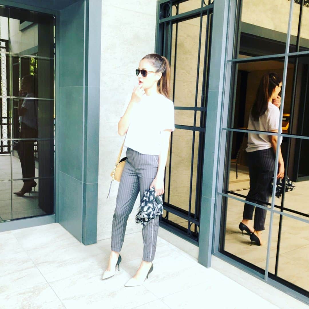 黒木メイサさんのインスタグラム写真 - (黒木メイサInstagram)「ちょいとお出かけ。 オデコ出したはいいがテカってたから写真の色味変えてテカり抑えたよね。 #こうゆう場合ハッシュタグはどうしたら良い？ #インスタ #まだ慣れない #徐々にね」5月26日 16時50分 - meisa_kuroki_