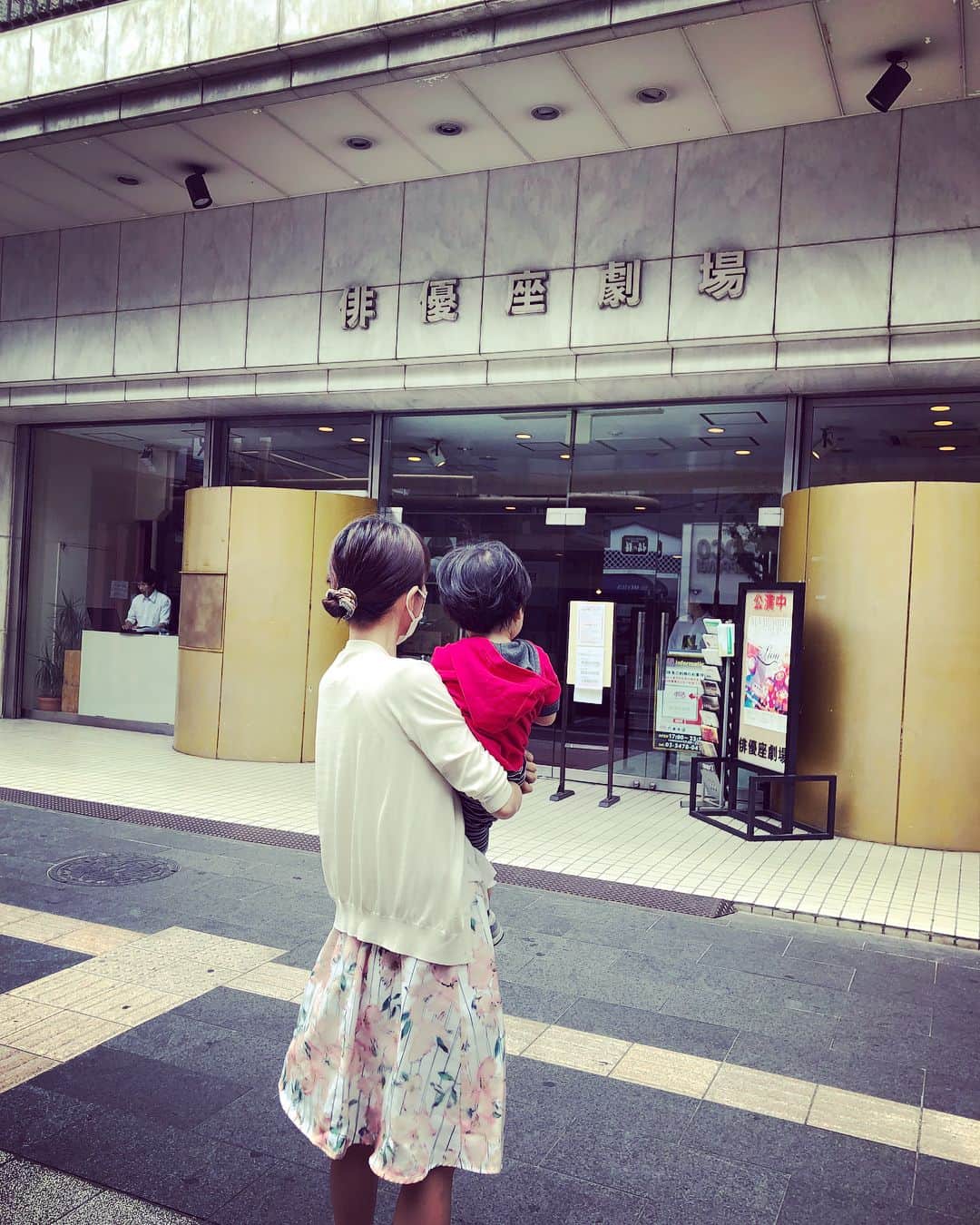 釈由美子さんのインスタグラム写真 - (釈由美子Instagram)「今日は息子と一緒に俳優座に入りました。 #続きは休憩中にアメブロに書きますね #プロフィールのリンクから飛んでみてください」5月26日 16時54分 - yumikoshaku