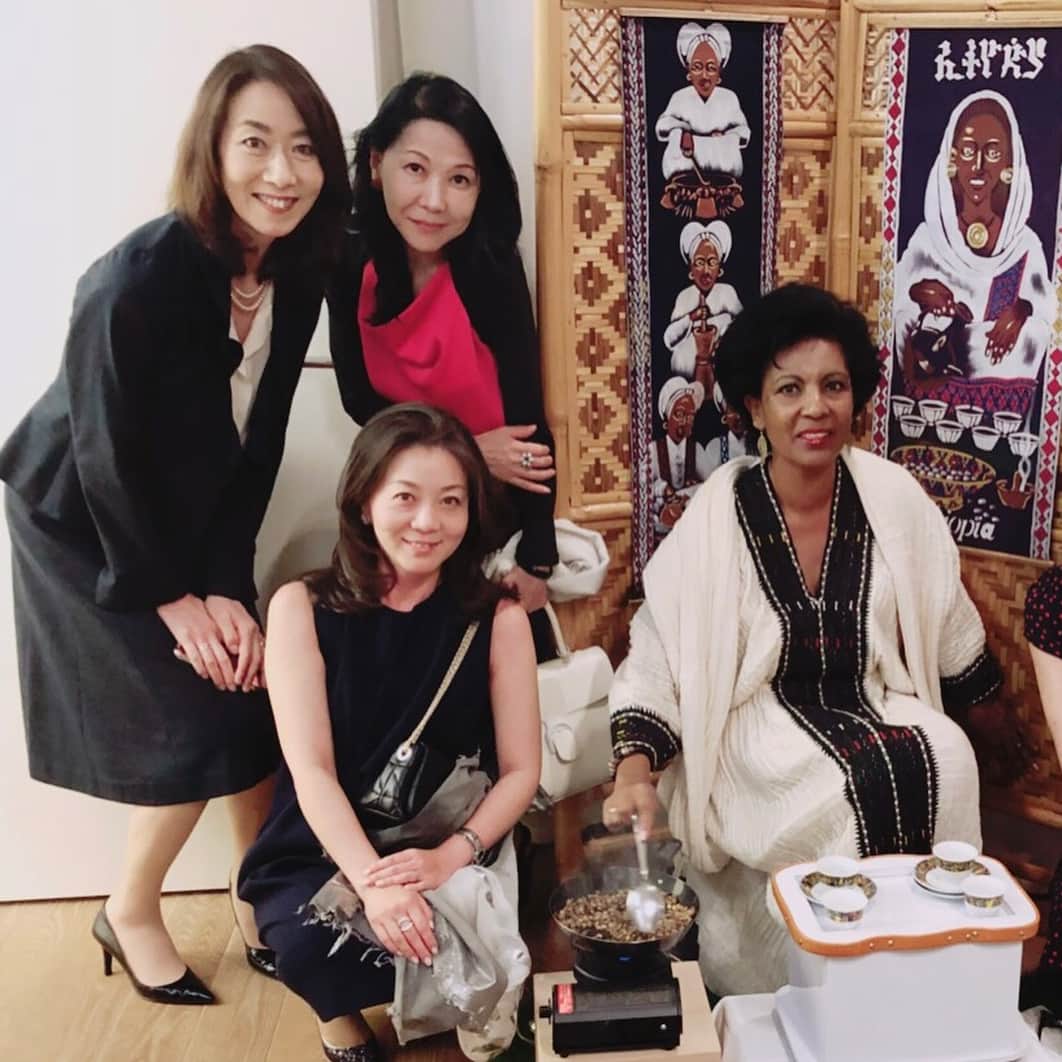 長野智子さんのインスタグラム写真 - (長野智子Instagram)「ベルギー大使公邸。 大使夫人はエチオピア出身で、お食事の後はエチオピア伝統のおもてなしをしていただきました。 民族衣装を着て、お香を焚きながらご夫人が丁寧に豆を煎ってくださるコーヒーはこれまで飲んだ、どのコーヒーより美味しかったです😊 #アタラシイ時間 #ベルギー大使館 #ベルギー #エチオピア #コーヒー」5月26日 9時59分 - naganotomoko
