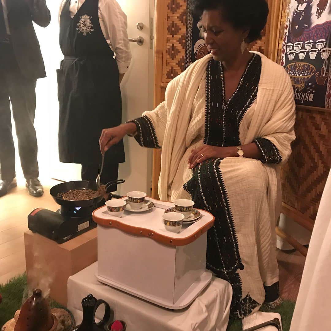 長野智子さんのインスタグラム写真 - (長野智子Instagram)「ベルギー大使公邸。 大使夫人はエチオピア出身で、お食事の後はエチオピア伝統のおもてなしをしていただきました。 民族衣装を着て、お香を焚きながらご夫人が丁寧に豆を煎ってくださるコーヒーはこれまで飲んだ、どのコーヒーより美味しかったです😊 #アタラシイ時間 #ベルギー大使館 #ベルギー #エチオピア #コーヒー」5月26日 9時59分 - naganotomoko