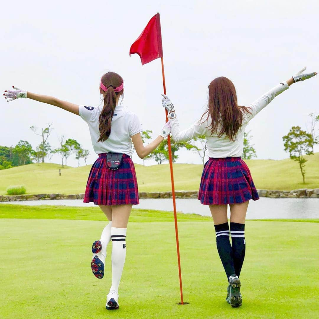 高橋としみさんのインスタグラム写真 - (高橋としみInstagram)「先日のちーちゃんと双子コーデ🏌🏻‍♀️💕 . スカート、ニーハイは riendasuelta_golf だよ！！ スクールガール風✨✨✨ . #ゴルフ#ゴルフ女子」5月26日 10時57分 - toshimi_1002