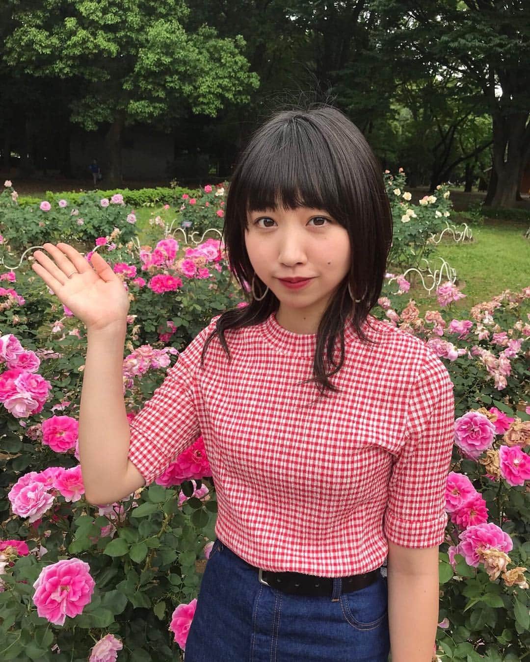 高岡未來のインスタグラム：「お花ってすごくすき🌷🌹🌼」