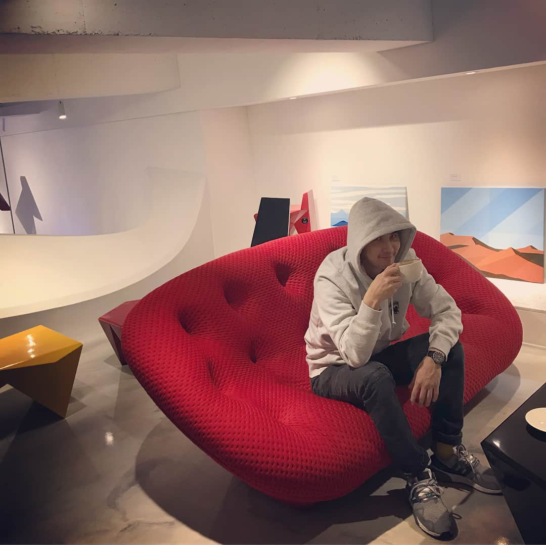 キム・ジソクのインスタグラム：「. 이게 몇년만에 카페라떼☕️」