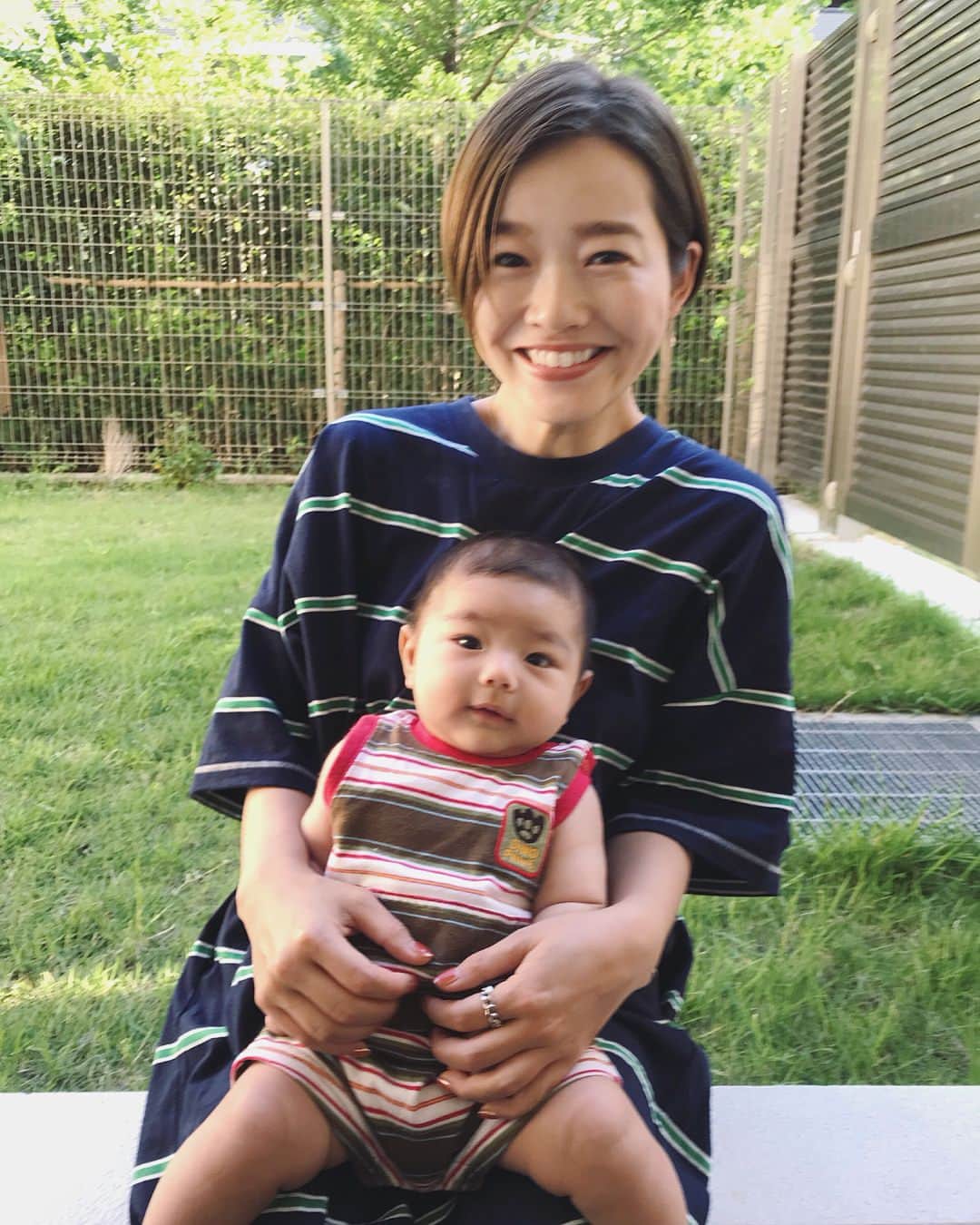 猪鼻ちひろのインスタグラム：「いつも元気をくれる真ん丸くん👶🏻💕﻿ どんなときも甥っ子(と妹)には感謝感謝です。﻿ 子宝というけれど本当に宝だよねって﻿、パワースポットでもある @oshimarei さんが言ってて本当にそう思った🍼﻿ ﻿ 今年はお友達も出産ラッシュでシッターして欲しいと言ってもらえてドキドキわくわく。﻿(昔シッターのお仕事をしてたことがあるのです♡保育士の免許はある)﻿ ちなみに甥っ子さんは驚くほど睡眠に敏感なので、 永遠に抱っこ紐して家の中を徘徊しています。笑﻿ この前泣いて声が枯れて疲れて寝てたよ、 喉心配、だけどかわいすぎ😂❣️﻿ ﻿ 1.﻿寝起きでおねむ顔 2.﻿カメラあっちだよって言ってくるメロオバ顎長い 3.﻿お外たのしい！ 4.﻿え？なに？また寝る時間？ 5.﻿ぼくちょっと飽きたよねぇ #3姉妹 #大人になってから兄妹の有り難み超感じる←﻿ #メロオバ日記 #ブログにたくさん書いてるけど #それでも抑えてる← #ちなみにブログには12枚載せた #それでも絞ってる﻿ #家族全員 #奇跡的に #ボーダー #妹には着替えさせた🤣📸」