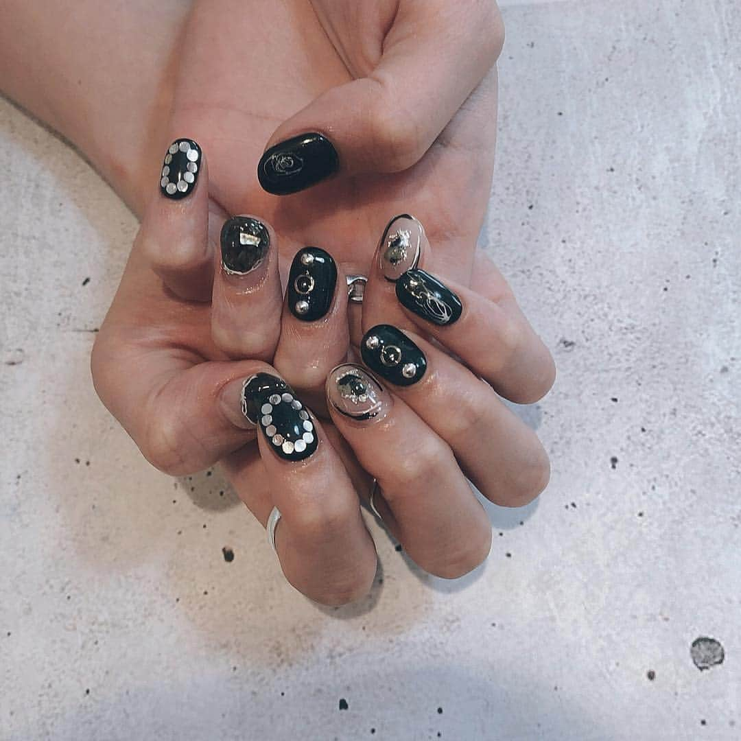 谷川菜奈さんのインスタグラム写真 - (谷川菜奈Instagram)「new nails❤︎ @chipieee_chiko さんのネイル好き❤︎❤︎❤︎ . #nails#black#chipieee#77_nails」5月26日 13時24分 - pechi.130