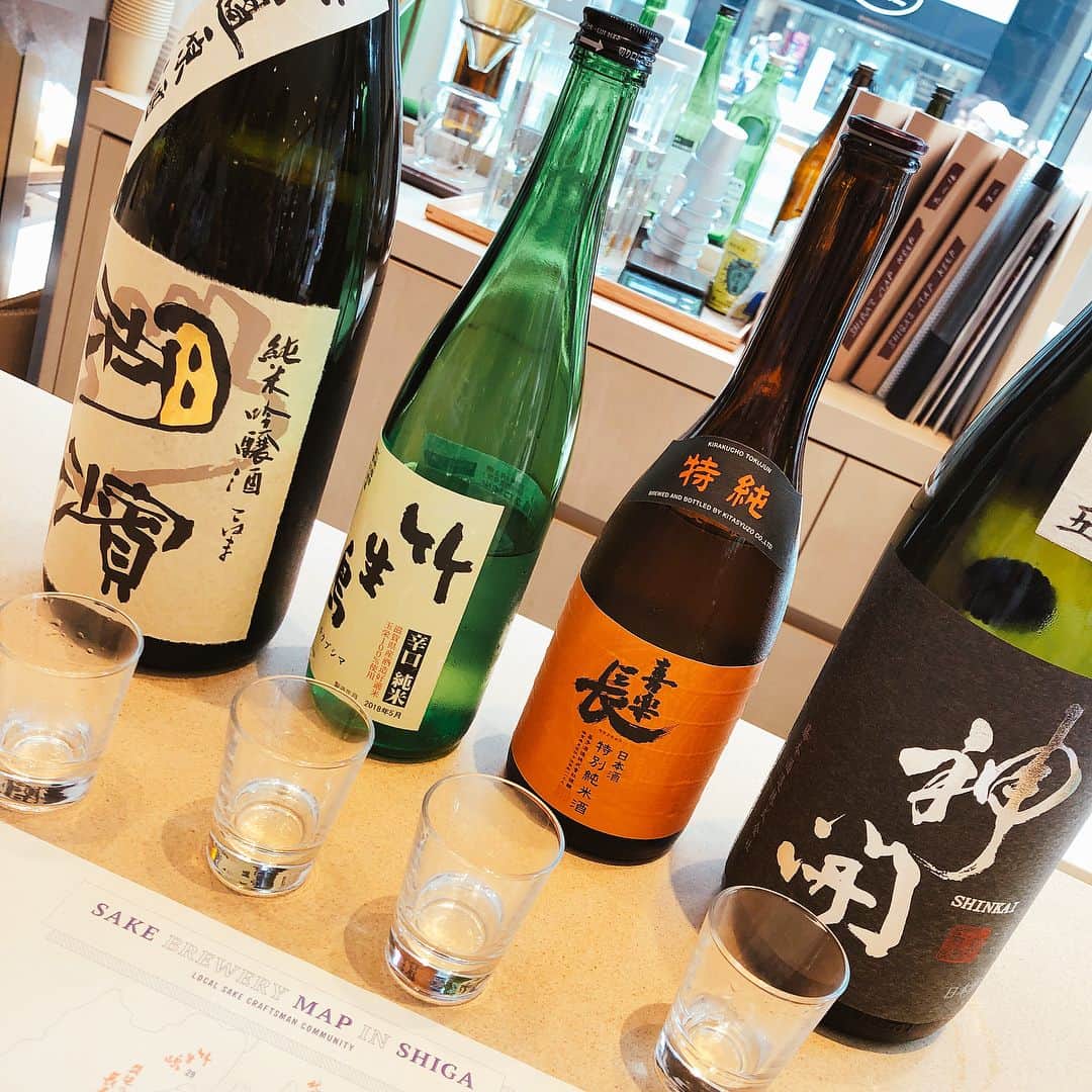 柳下毅一郎のインスタグラム：「滋賀地酒飲み比べ。四種なのになぜか五杯！ 湖濱が絶妙な味。@滋乃味」