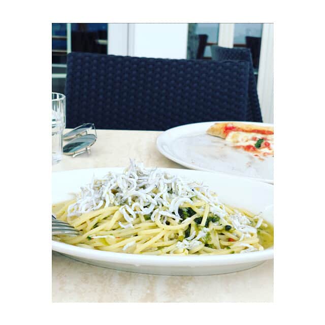のインスタグラム：「しらすペペロンチーノ →イサキのカルパッチョ→魚介フリット🍝🤤 #葉山 #葉山休日 #週末葉山 #葉山グルメ」