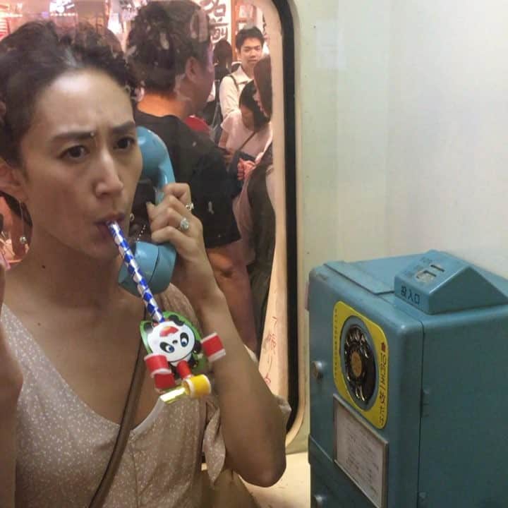 のインスタグラム：「Old School Phone Booth!  鬼ママ電話ボックス。😆 #notdrunk #saturday #familyday #odaiba #鬼ママ #土曜日 #ファミリーデー #お台場  @mariakamiyama」