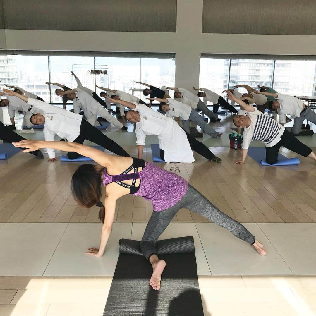 ヒルトン名古屋さんのインスタグラム写真 - (ヒルトン名古屋Instagram)「楽しく健康に働くことが、いいサービスにつながります！  ヒルトン名古屋のキッチンメンバーが、最上階でヨガをしました♪ #ヒルトン名古屋  #ヨガ #健康 #hiltonnagoya #yoga #thrive」5月26日 18時08分 - hiltonnagoya