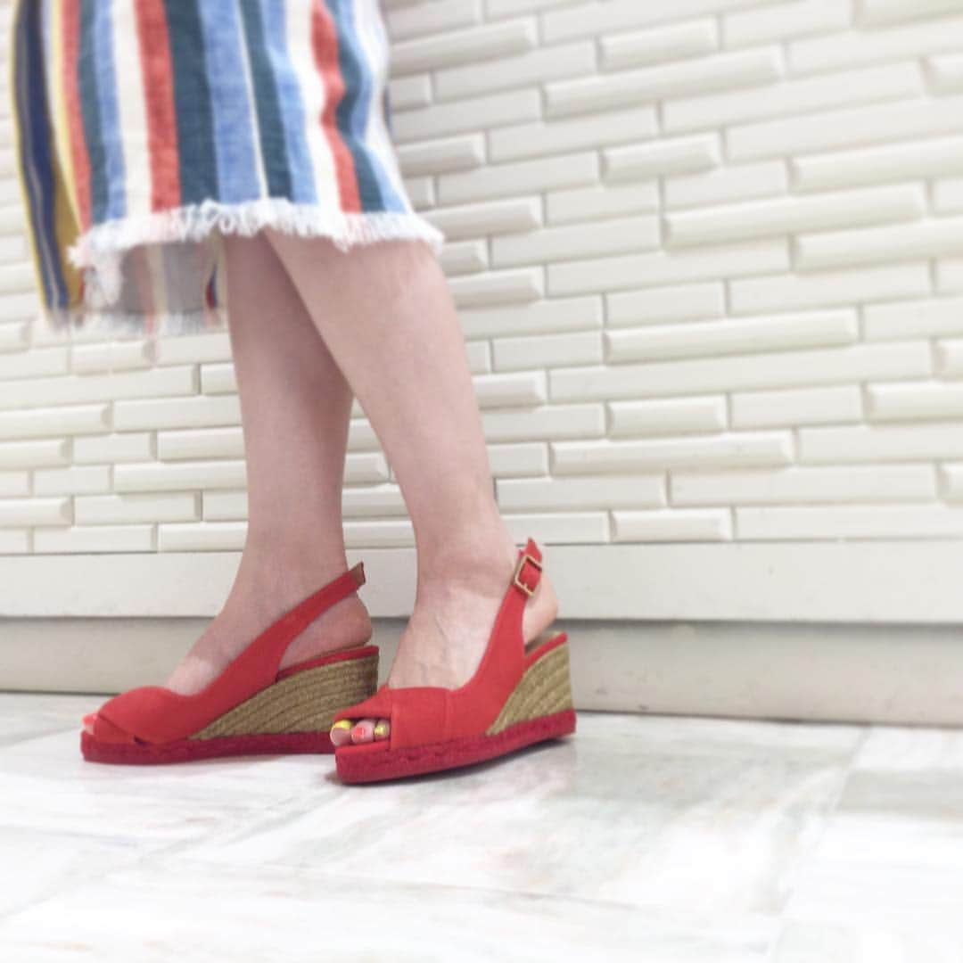 カスタネールのインスタグラム：「New arrivals 🎶 . Model :BRIANDA Color :ROJO RUBI Price :¥21,000+tax Heel :6cm . #castaner#castañer#castanerlovers#madeinspain#18ss#newarrivals#wedgeshoes#sandals#tokyomidtown#roppongi#カスタニエール#春夏#新作#スペイン#サンダル#ウェッジソール#東京ミッドタウン#六本木」