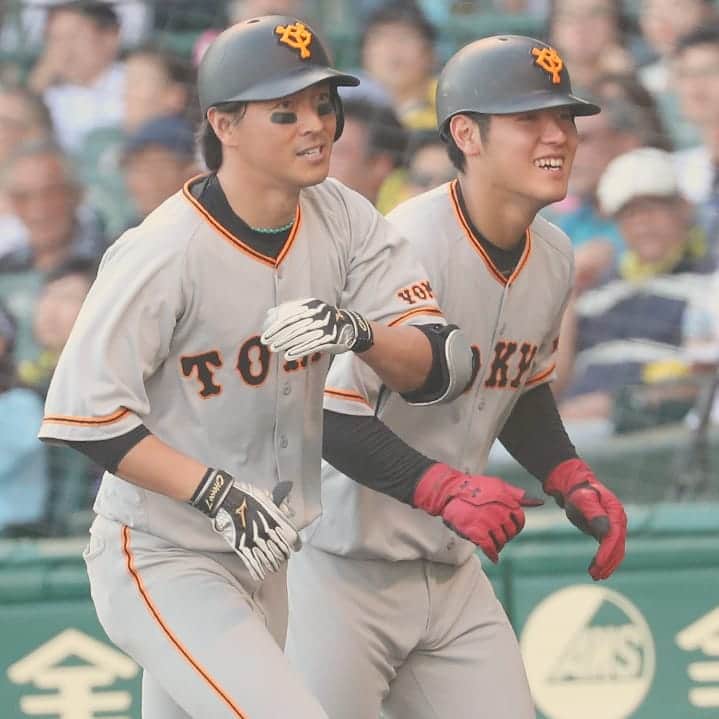 のインスタグラム：「#公式カメラマンの一枚  #長野久義 選手& #岡本和真 選手 #ホームラン  長野選手が一時同点となる #本塁打 を放つが、#阪神タイガース にサヨナラ負け #ご声援ありがとうございました  #巨人 #阪神 #伝統の一戦  #ジャイアンツ  #読売ジャイアンツ  #甲子園球場  #甲子園  #giants  #奮輝」