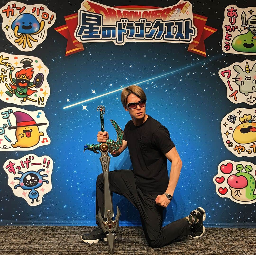 SHINPEIさんのインスタグラム写真 - (SHINPEIInstagram)「SHINPEIは  超ギガスラッシュ 降臨黄金竜 超彗星斬り 惑星割り  をはなった！  スクウェア・エニックスの皆さん、楽しいイベントをありがとうございました！  日付が変われば5/27 ドラクエの日。 今夜は眠れなさそうだ、、、（笑）  #星ドラ #星のドラゴンクエスト #ギガ前夜祭 #星ドラギガ感謝祭  #モガマル」5月26日 19時43分 - shinpei_breakerz